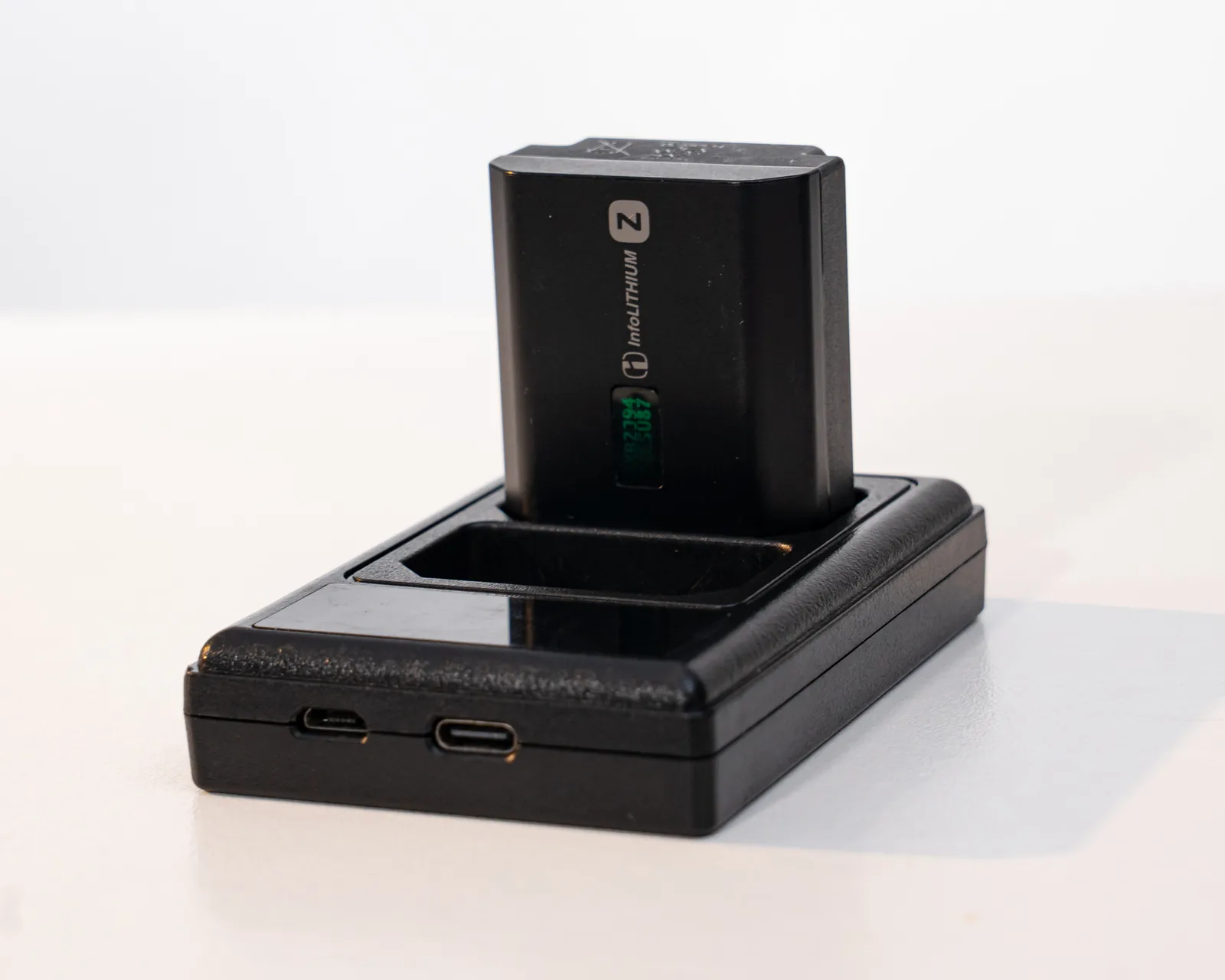 Cargador dual para baterías Sony, vista principal